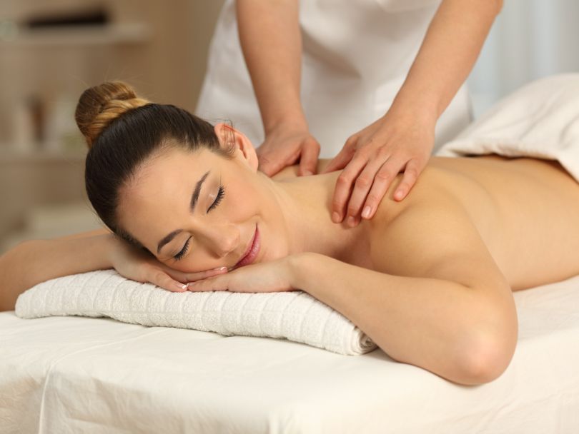 Foto von einer Nacken- und Rückenmassage